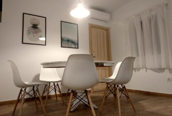 apartamento-para 6 personas-salón, mesa de salón y sillas